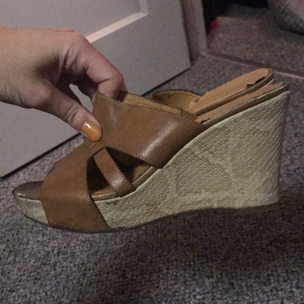 Snake skin tan wedges low